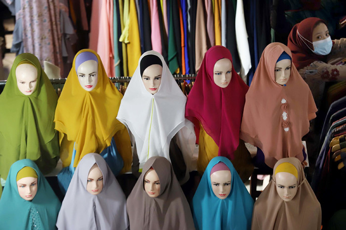 Calon pembeli melihat busana muslim di pusat perbelanjaan Pasar Tanah Abang, Jakarta, Senin (19/4/2021).