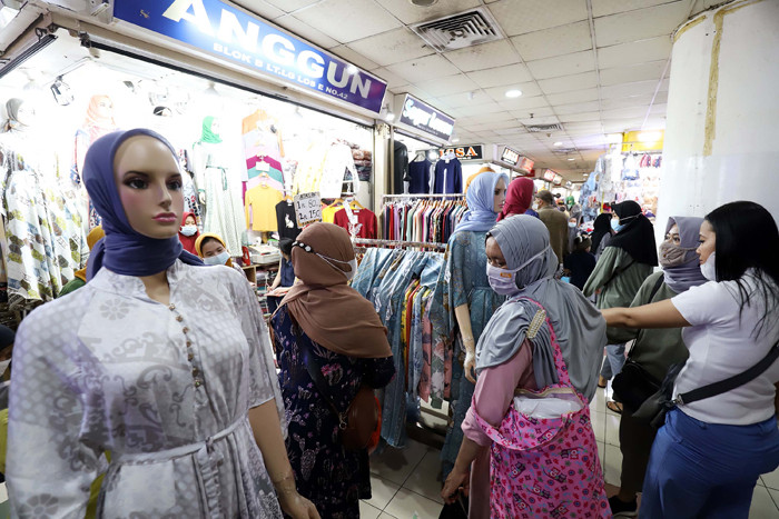 Calon pembeli melihat busana muslim di pusat perbelanjaan Pasar Tanah Abang, Jakarta, Senin (19/4/2021).