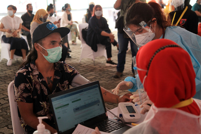 Vaksinator menyuntikkan vaksin Covid-19 kepada seniman dan budayawan di Galeri Nasional Indonesia, Jakarta, Senin (19/4/2021).