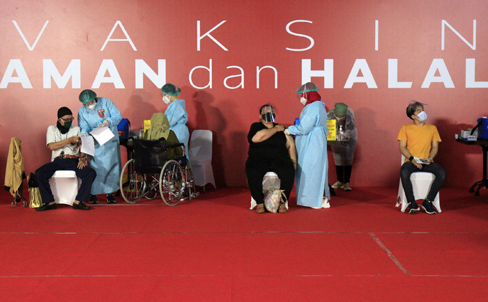 Vaksinator menyuntikkan vaksin Covid-19 kepada seniman dan budayawan di Galeri Nasional Indonesia, Jakarta, Senin (19/4/2021).