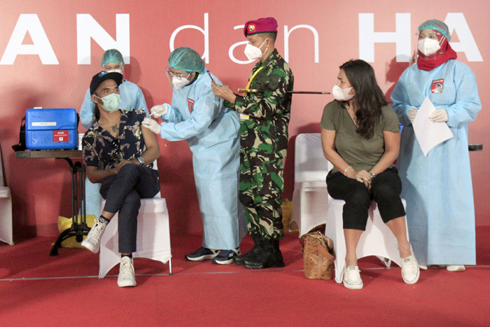 Vaksinator menyuntikkan vaksin Covid-19 kepada seniman dan budayawan di Galeri Nasional Indonesia, Jakarta, Senin (19/4/2021).