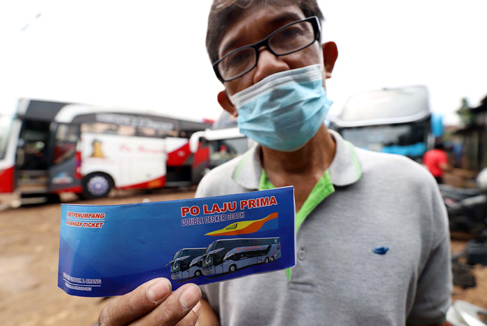 Penjual tiket Bus AKAP menunggu calon pemudik didalam loket penjualan tiket di Pool Bus di Pasar Lembang, Ciledug, Tangerang, Banten, Selasa (20/4/2021).