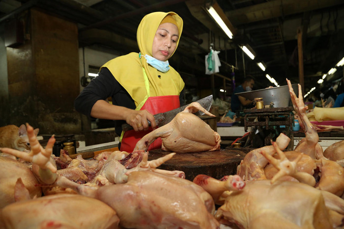 Pedagang daging ayam potong melayani pembeli di Pasar Wonokromo Surabaya, Jawa Timur, Selasa (20/4/2021).