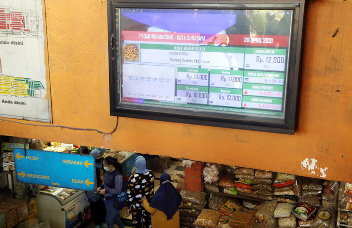 Menteri Perdagangan Muhammad Lutfi meninjau ketersediaan dan harga kebutuhan pokok masyarakat di Pasar Wonokromo Surabaya, Jawa Timur, Selasa (20/4/2021).