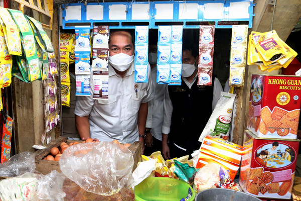 Menteri Perdagangan Muhammad Lutfi meninjau ketersediaan dan harga kebutuhan pokok masyarakat di Pasar Wonokromo Surabaya, Jawa Timur, Selasa (20/4/2021).