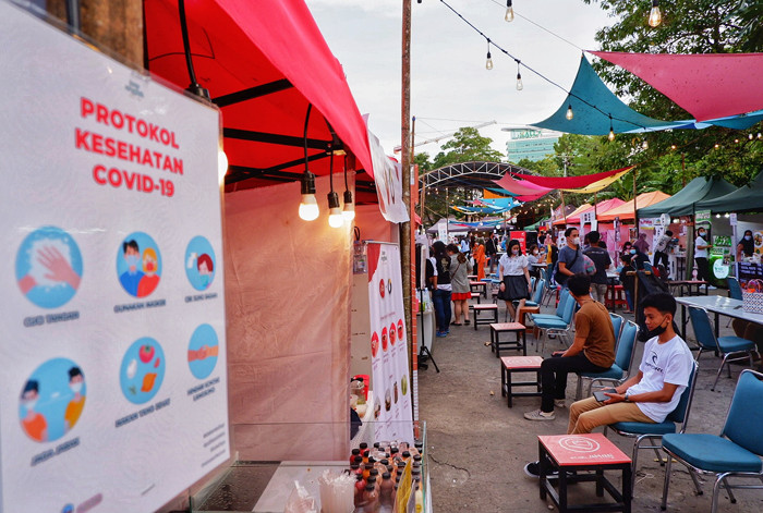 Suasana pengunjung di Pasar Ramadan Gedung Mulo, Makassar, Sulawesi Selatan, Selasa (20/4/2021).