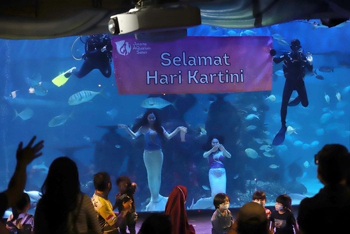 Penyelam menyapa pengunjung di Jakarta Aquarium Safari (JAQS) di Jakarta, Selasa (21/4/2021).