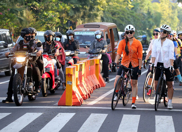 Anggota komunitas sepeda Vin Cycling Gocapan mengenakan kebaya ketika gowes bersama keliling kota Surabaya, Jawa Timur, Rabu (21/4/2021).