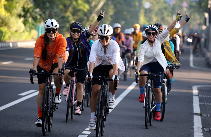 Anggota komunitas sepeda Vin Cycling Gocapan mengenakan kebaya ketika gowes bersama keliling kota Surabaya, Jawa Timur, Rabu (21/4/2021).