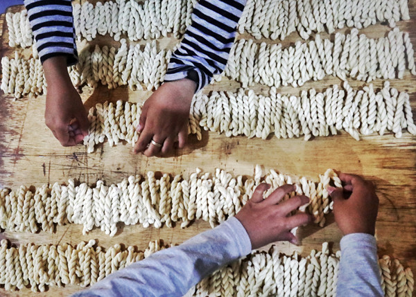 Sejumlah pekerja membuat Kue Otere (tali tali) di Makassar, Sulawesi Selatan, Rabu (21/4/2021).