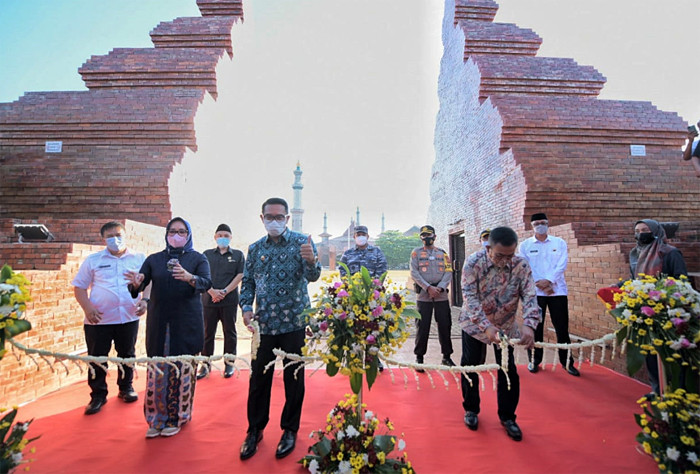 Gubernur Jawa Barat Ridwan Kamil meresmikan Alun-alun Kejaksan Kota Cirebon yang selesai direvitalisasi, Rabu (21/4/2021).