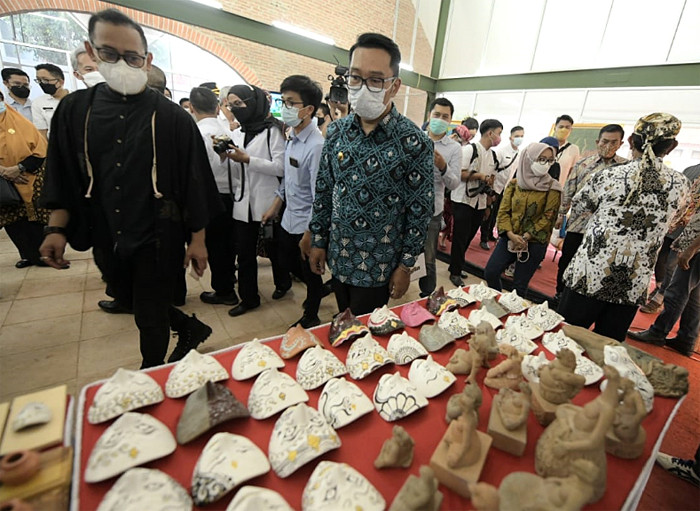 Gubernur Jawa Barat Ridwan Kamil meresmikan operasional Gedung Creative Center Jawa Barat di Kota Cirebon, Rabu (21/4/2021).