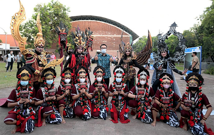 Gubernur Jawa Barat Ridwan Kamil meresmikan operasional Gedung Creative Center Jawa Barat di Kota Cirebon, Rabu (21/4/2021).