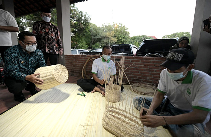Gubernur Jawa Barat Ridwan Kamil meresmikan operasional Gedung Creative Center Jawa Barat di Kota Cirebon, Rabu (21/4/2021).