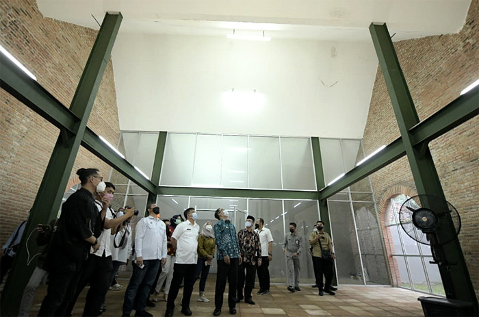 Gubernur Jawa Barat Ridwan Kamil meresmikan operasional Gedung Creative Center Jawa Barat di Kota Cirebon, Rabu (21/4/2021).