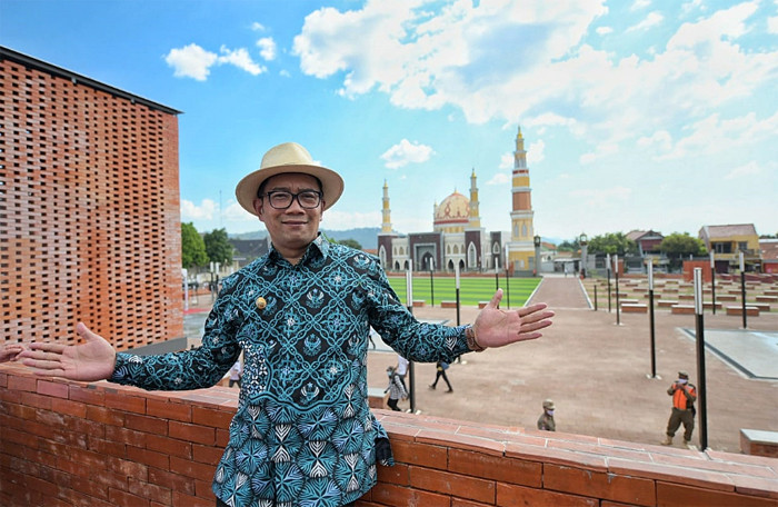 Gubernur Jawa Barat Ridwan Kamil meresmikan pemanfaatan Alun-alun Majalengka yang telah selesai direvitalisasi, Rabu (21/4/2021).