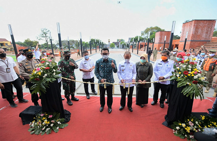 Gubernur Jawa Barat Ridwan Kamil meresmikan pemanfaatan Alun-alun Majalengka yang telah selesai direvitalisasi, Rabu (21/4/2021).