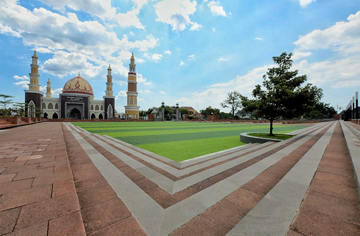 Gubernur Jawa Barat Ridwan Kamil meresmikan pemanfaatan Alun-alun Majalengka yang telah selesai direvitalisasi, Rabu (21/4/2021).