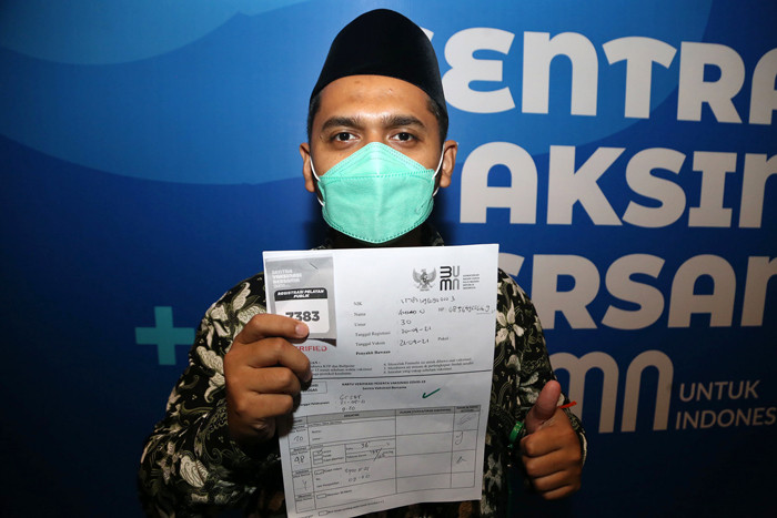 Sejumlah guru sekolah Islam Shafta mengikuti vaksinasi massal di Sentra Vaksinasi BUMN Convention Hall Grand City Mall Surabaya, Jawa Timur, Rabu (21/4/2021).