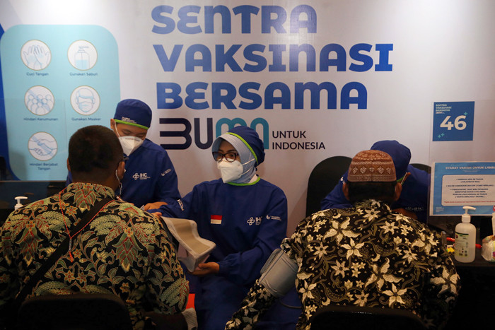Sejumlah guru sekolah Islam Shafta mengikuti vaksinasi massal di Sentra Vaksinasi BUMN Convention Hall Grand City Mall Surabaya, Jawa Timur, Rabu (21/4/2021).