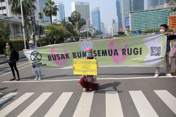 Aktivis melakukan aksi Joget Jagat: Diam Berarti Tenggelam untuk memperingati Hari Bumi 2021 di kawasan Bundaran Hotel Indonesia, Jakarta, Kamis (22/4/2021).