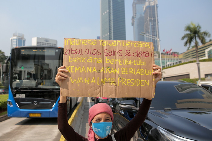 Aktivis melakukan aksi Joget Jagat: Diam Berarti Tenggelam untuk memperingati Hari Bumi 2021 di kawasan Bundaran Hotel Indonesia, Jakarta, Kamis (22/4/2021).