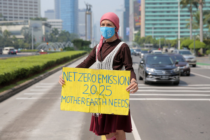 Aktivis melakukan aksi Joget Jagat: Diam Berarti Tenggelam untuk memperingati Hari Bumi 2021 di kawasan Bundaran Hotel Indonesia, Jakarta, Kamis (22/4/2021).
