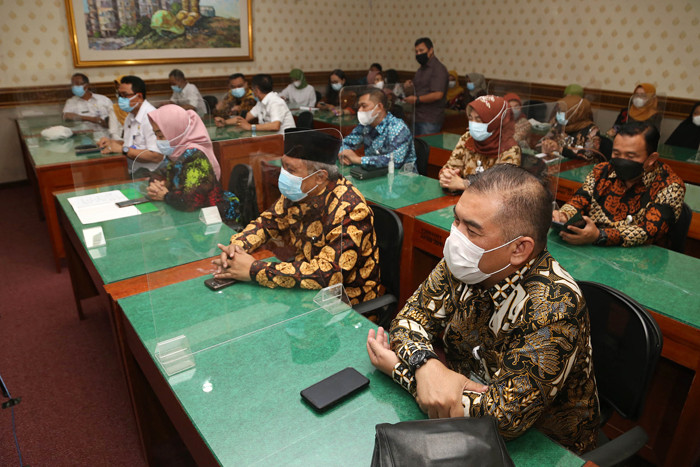 Penyerahan beasiswa pendidikan pada ahli waris yang dilakukan serentak pada 33 provinsi di Surabaya, Jawa Timur, Rabu (21/4/2021).