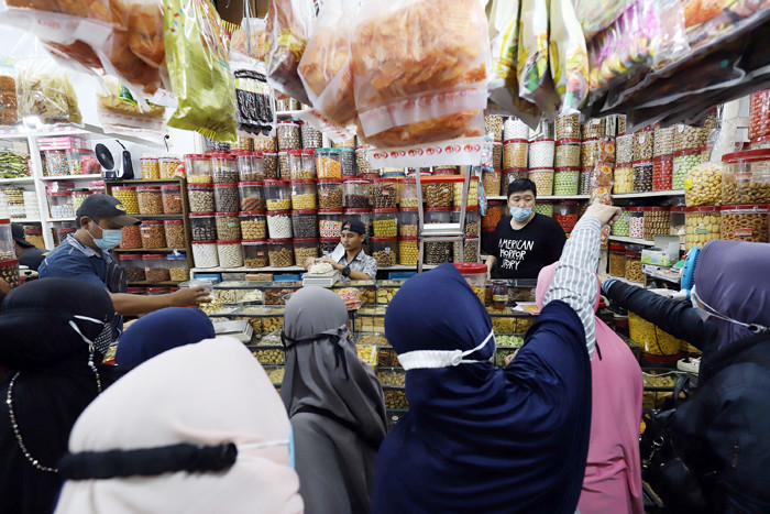 Toko kue mulai diserbu pembeli di Pasar Jatinegara, Jakarta, Kamis (22/4/2021).