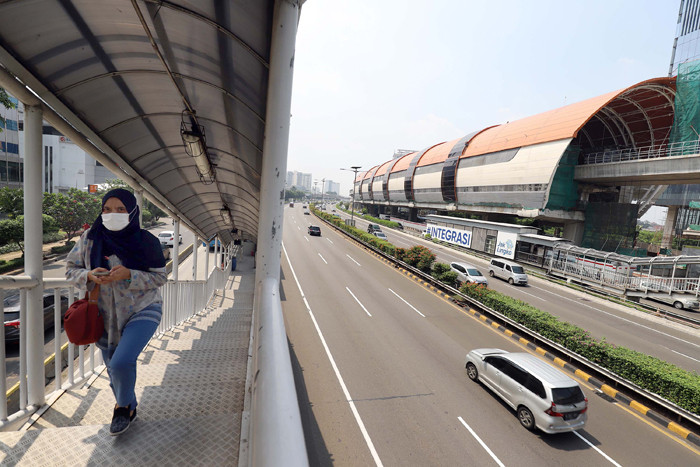 Pekerja beraktifitas diatas stasiun LRT MT Haryano, Jakarta, Kamis (22/4/2021).