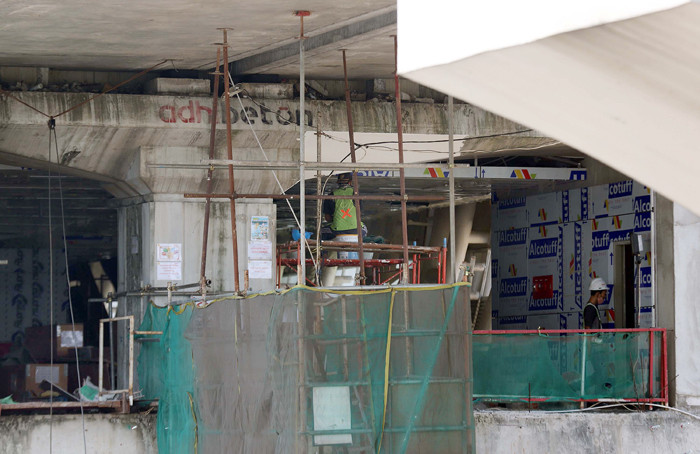 Pekerja beraktifitas diatas stasiun LRT MT Haryano, Jakarta, Kamis (22/4/2021).