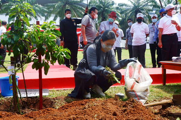 Ketua DPR Puan Maharnai bersama Wakil Ketua DPR Rachmat Gobel menanam pohon di lapangan kawasan Gedung MPR/DPR-DPD, Senayan, Jakarta, Kamis (22/4/2021).