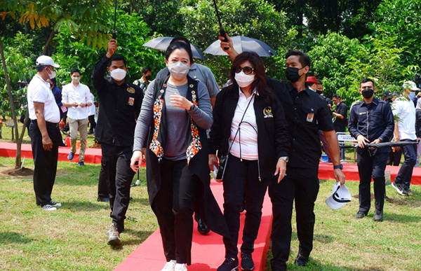 Ketua DPR Puan Maharnai bersama Wakil Ketua DPR Rachmat Gobel menanam pohon di lapangan kawasan Gedung MPR/DPR-DPD, Senayan, Jakarta, Kamis (22/4/2021).