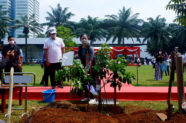Ketua DPR Puan Maharnai bersama Wakil Ketua DPR Rachmat Gobel menanam pohon di lapangan kawasan Gedung MPR/DPR-DPD, Senayan, Jakarta, Kamis (22/4/2021).