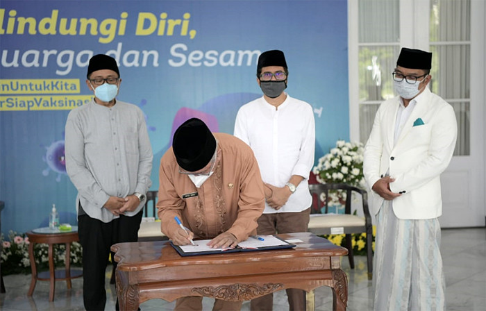 Penandatangan nota kesepakatan terkait pengembangan ekosistem peternakan melalui inovasi dan pemanfaatan teknologi informasi di Bandung, Kamis (22/4/2021).