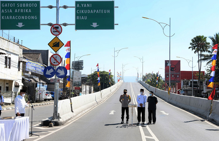 Gubernur Jawa Barat Ridwan Kamil meresmikan jembatan layang Jalan Laswi (Pelajar Pejuang 45) dan Jalan Jakarta di Kota Bandung, Jawa Barat, Kamis (22/4/2021).