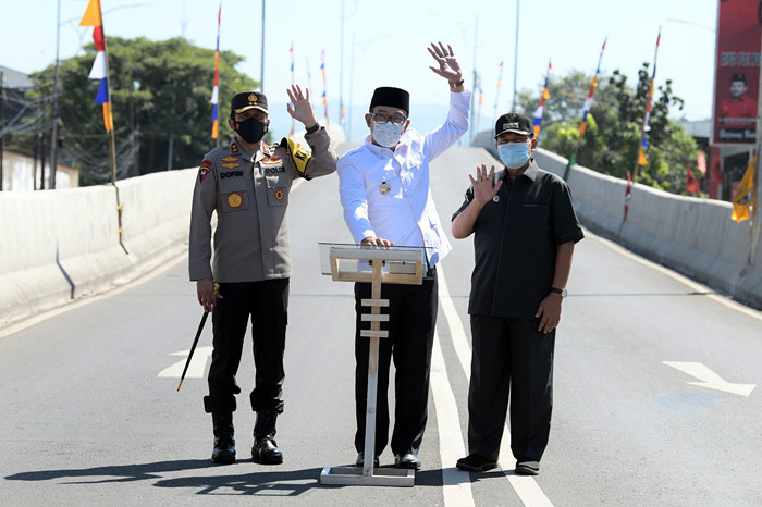 Gubernur Jawa Barat Ridwan Kamil meresmikan jembatan layang Jalan Laswi (Pelajar Pejuang 45) dan Jalan Jakarta di Kota Bandung, Jawa Barat, Kamis (22/4/2021).