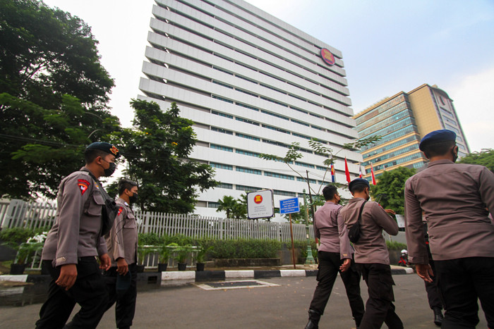 Aparat Kepolisian dan TNI menjaga Gedung Sekretariat ASEAN jelang pelaksanaan KTT Perhimpunan Negara-Negara Asia Tenggara di Jakarta, Jumat (23/4/2021).
