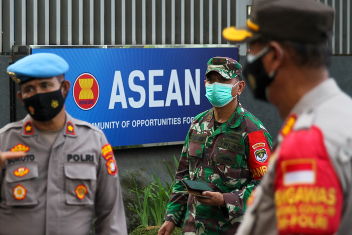 Aparat Kepolisian dan TNI menjaga Gedung Sekretariat ASEAN jelang pelaksanaan KTT Perhimpunan Negara-Negara Asia Tenggara di Jakarta, Jumat (23/4/2021).
