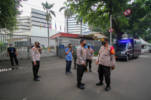 Aparat Kepolisian dan TNI menjaga Gedung Sekretariat ASEAN jelang pelaksanaan KTT Perhimpunan Negara-Negara Asia Tenggara di Jakarta, Jumat (23/4/2021).