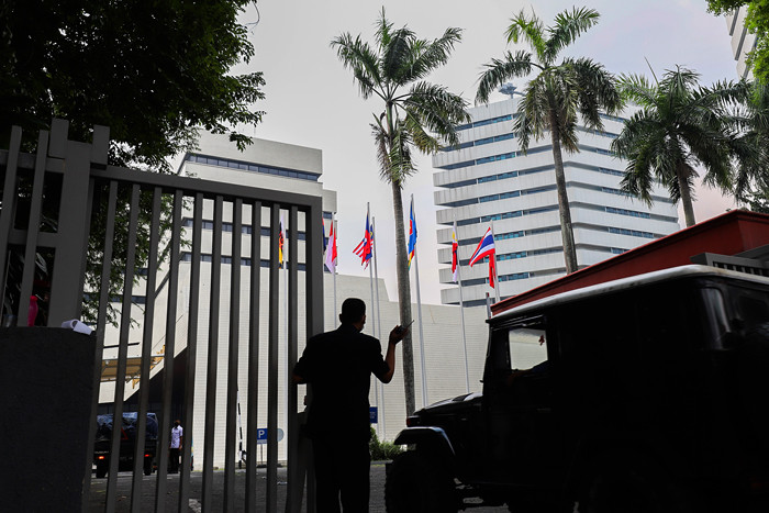 Aparat Kepolisian dan TNI menjaga Gedung Sekretariat ASEAN jelang pelaksanaan KTT Perhimpunan Negara-Negara Asia Tenggara di Jakarta, Jumat (23/4/2021).