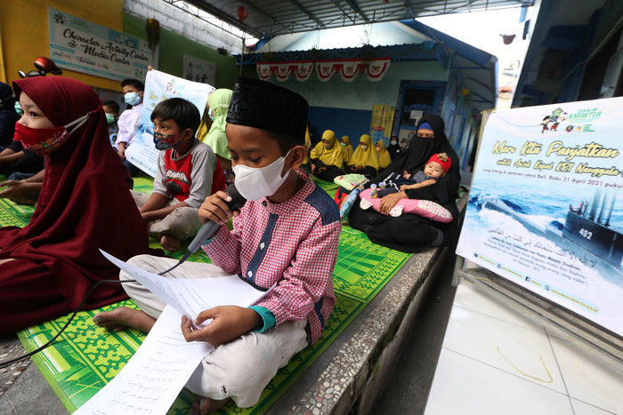 Siswa-siswi sekolah Karakter SD Muhammadiyah 24 Surabaya menggelar doa bersama untuk keselamatan KRI Nanggala-402 di Surabaya, Jawa Timur, Jumat (23/4/2021).