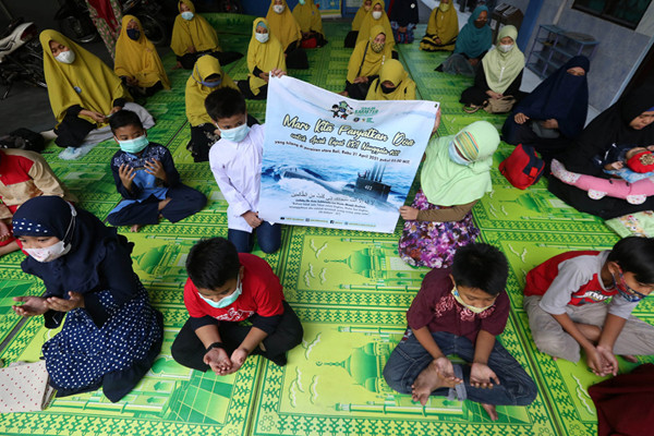 Siswa-siswi sekolah Karakter SD Muhammadiyah 24 Surabaya menggelar doa bersama untuk keselamatan KRI Nanggala-402 di Surabaya, Jawa Timur, Jumat (23/4/2021).
