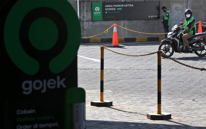 Pelanggan menunggu jemputan di titik jemput dan antar Gojek instan di Royal Plaza Surabaya, Jawa Timur, Kamis (22/4/2021).