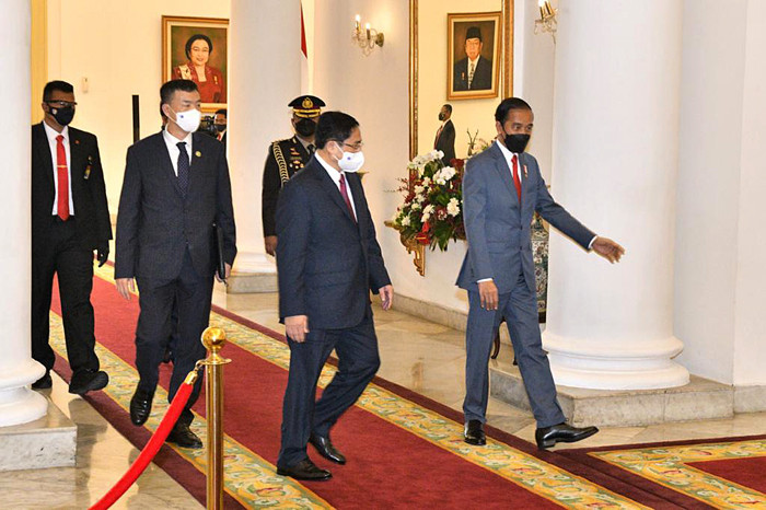Presiden Joko Widodo menggelar pertemuan bilateral dengan PM Pham Minh Chinh untuk membahas kerja sama antara kedua negara.