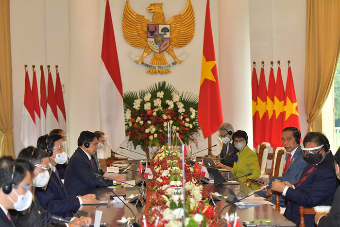 Presiden Joko Widodo menggelar pertemuan bilateral dengan PM Pham Minh Chinh untuk membahas kerja sama antara kedua negara.