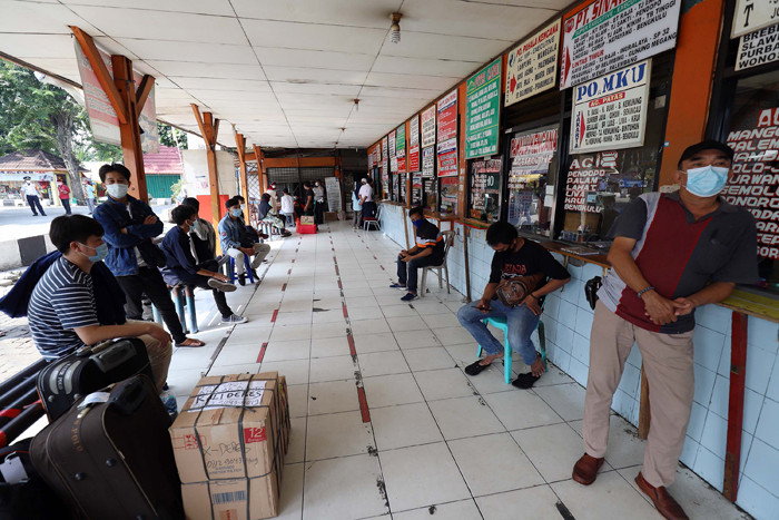 Aktivitas sejumlah penumpang di Terminal Kalideres Jakarta, Jumat (23/4/2021).