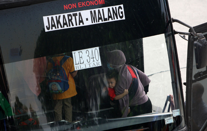 Suasana aktivitas di Terminal Kampung Rambutan, Jumat (23/4/2021).