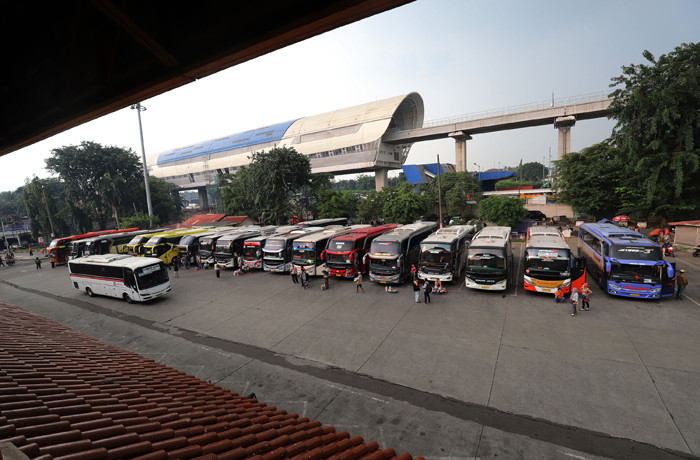 Suasana aktivitas di Terminal Kampung Rambutan, Jumat (23/4/2021).