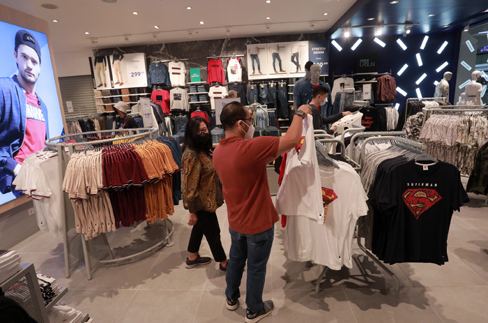 Pengunjung melihat produk fashion di gerai Max Fashions yang baru dibuka di Lippo Mall Puri, Kembangan, Jakarta Barat, Jumat (23/4/2021).